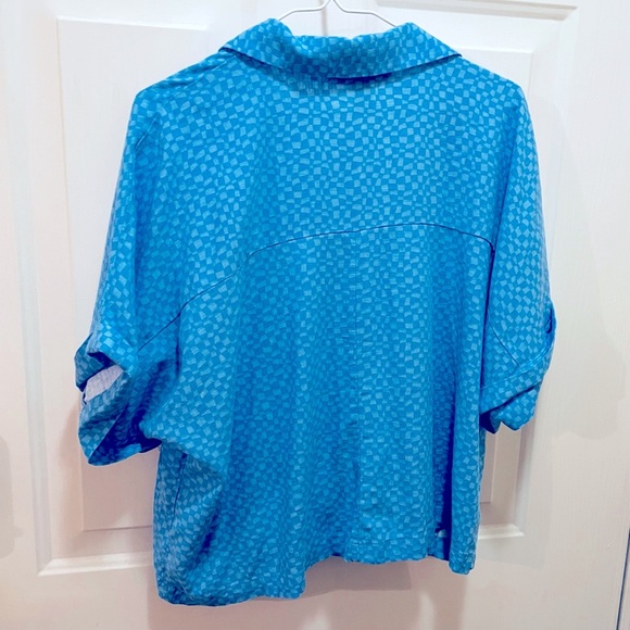 Forever 21 NWT Size 2X Women’s button up blouse in two tone blue. Short sleeve - Picture 3 of 8